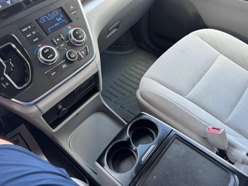 Toyota Sienna LE 8-Passenger 2017