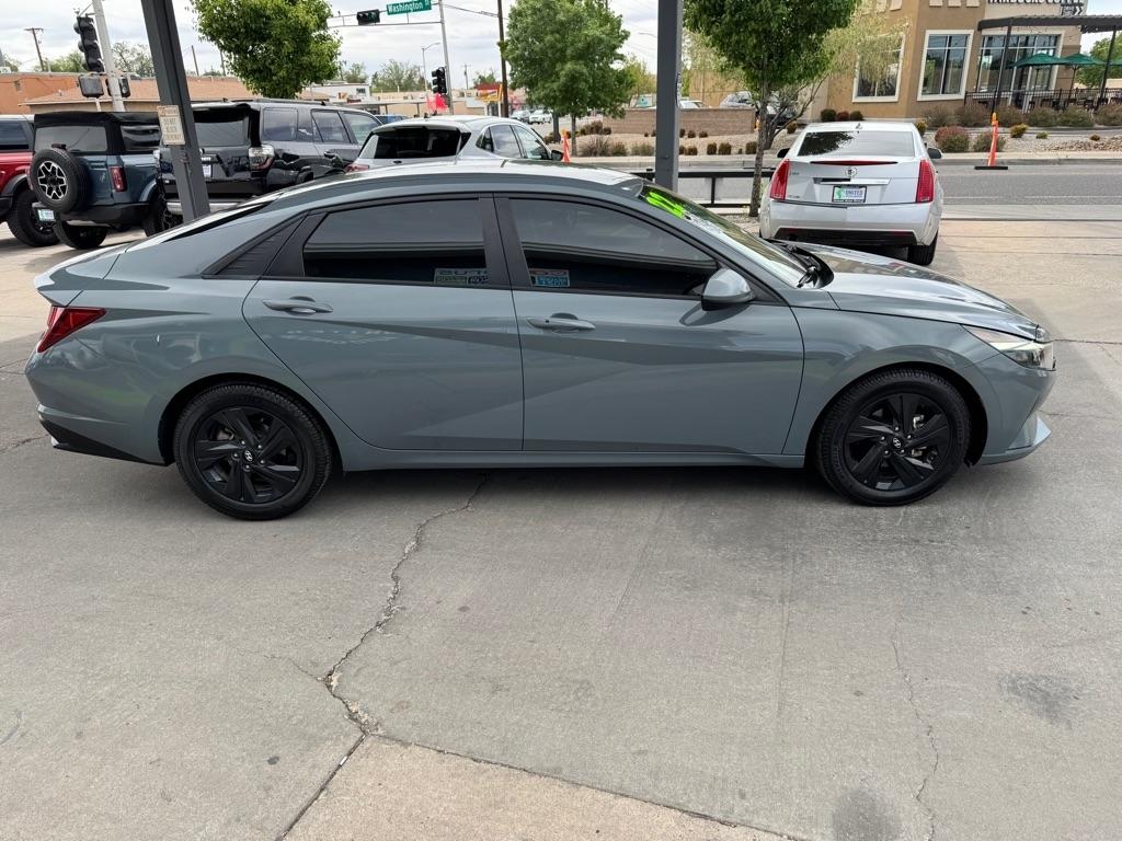 Hyundai Elantra  2022