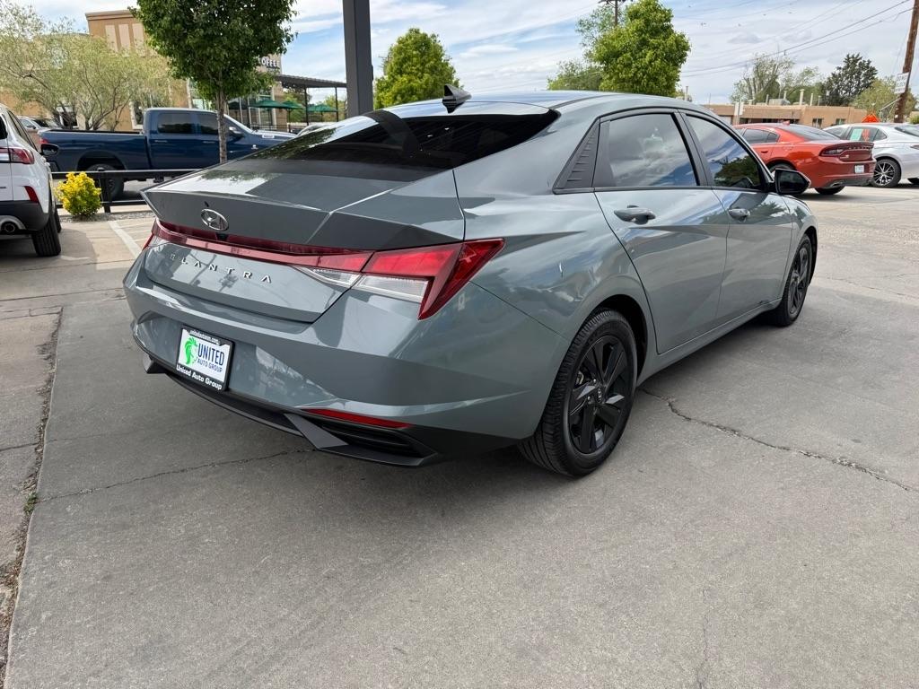 Hyundai Elantra  2022