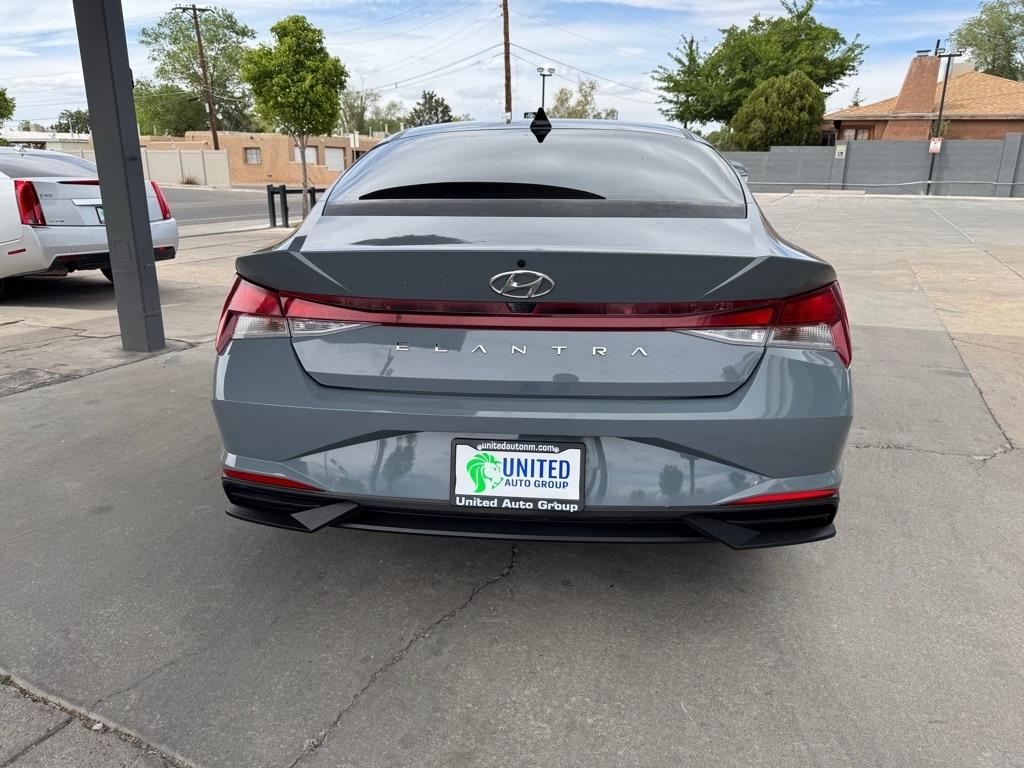 Hyundai Elantra  2022