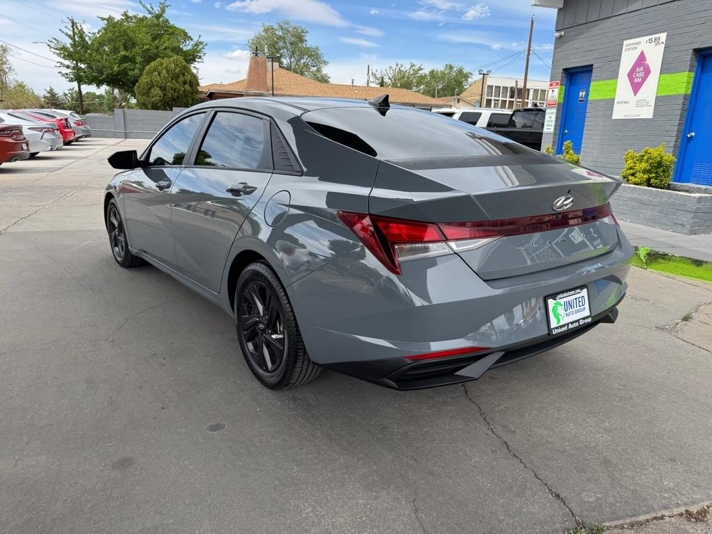 Hyundai Elantra  2022