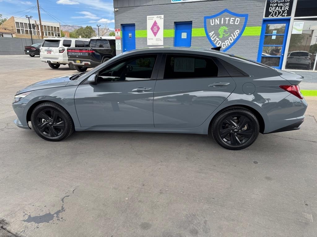 Hyundai Elantra  2022