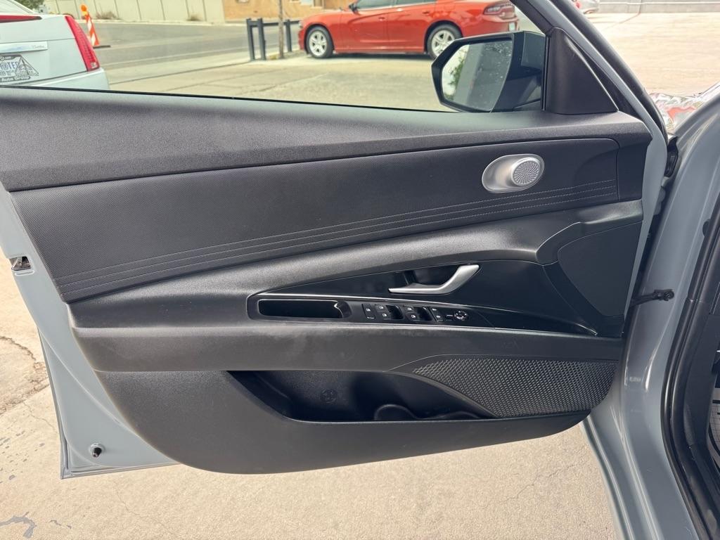 Hyundai Elantra  2022