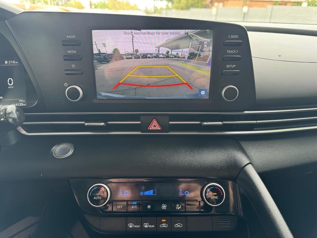 Hyundai Elantra  2022