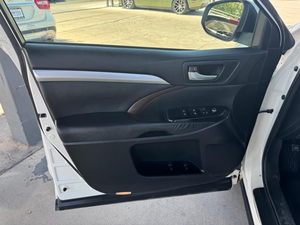 Toyota Highlander FWD 4dr V6 XLE (Natl) 2015