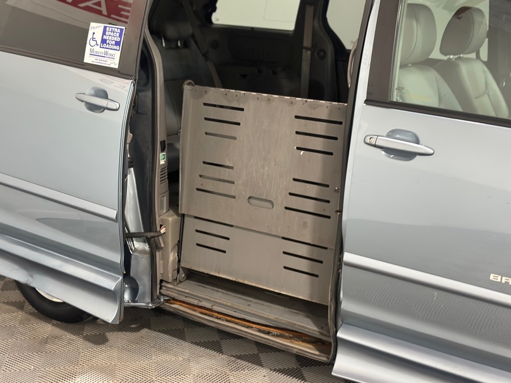 Toyota Sienna XLE FWD 2010