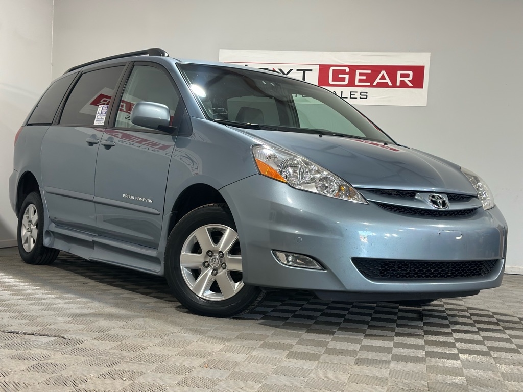 Toyota Sienna XLE FWD 2010