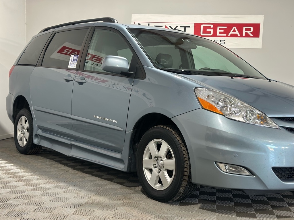 Toyota Sienna XLE FWD 2010