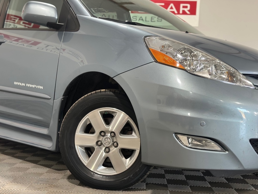 Toyota Sienna XLE FWD 2010