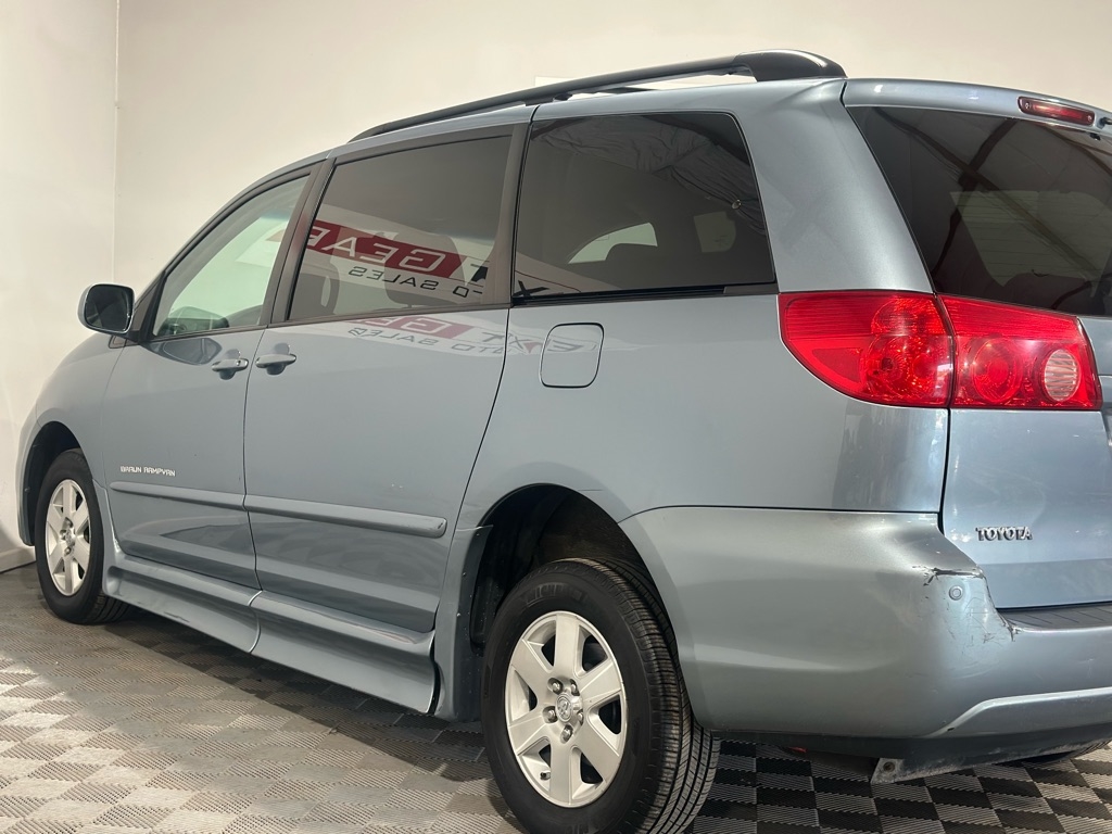 Toyota Sienna XLE FWD 2010
