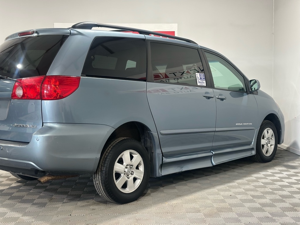 Toyota Sienna XLE FWD 2010
