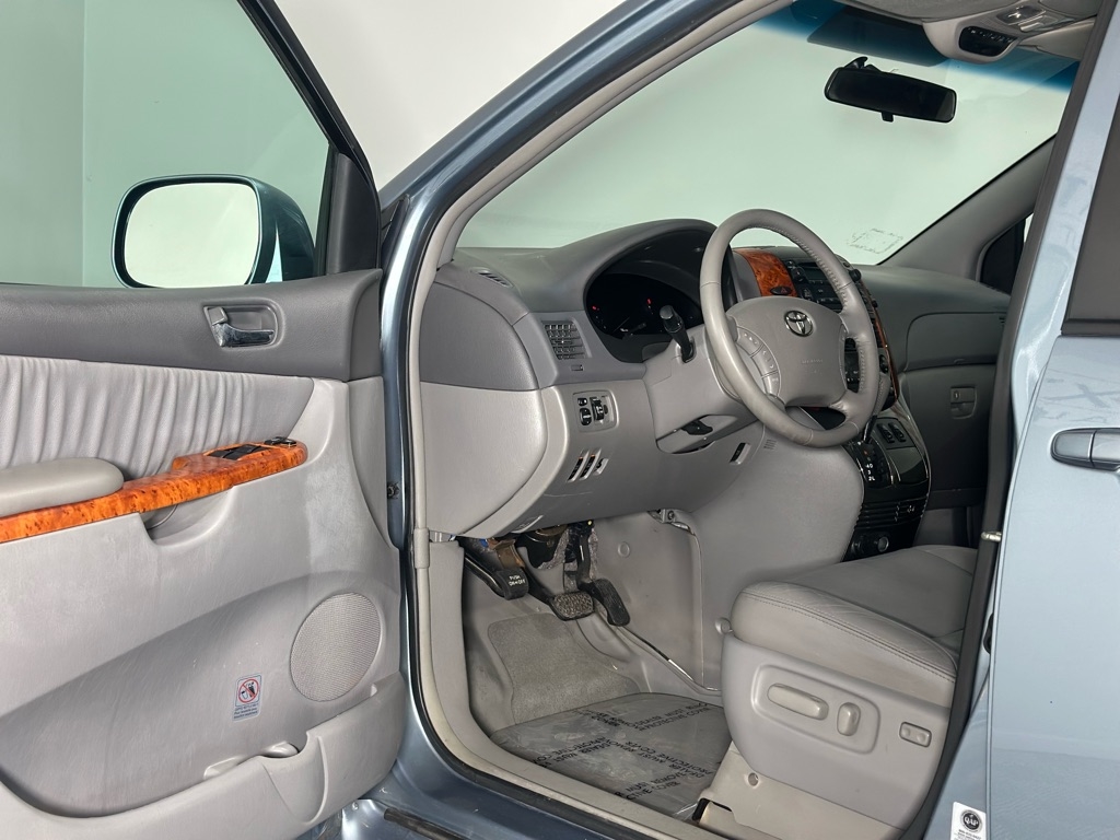 Toyota Sienna XLE FWD 2010