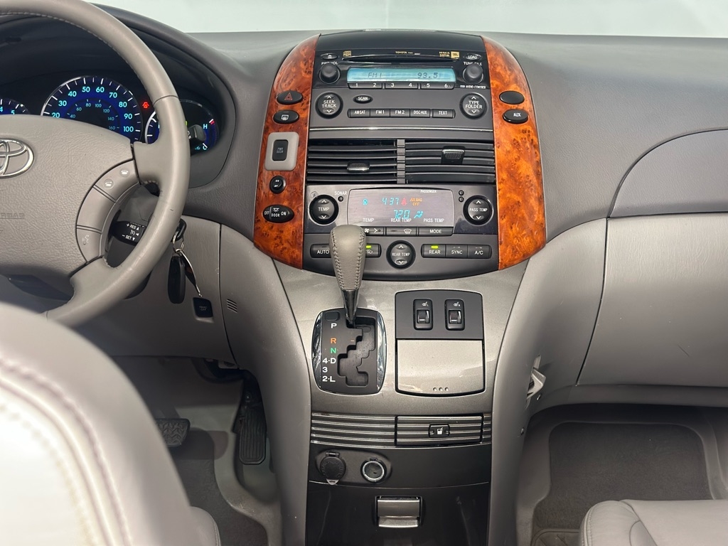 Toyota Sienna XLE FWD 2010