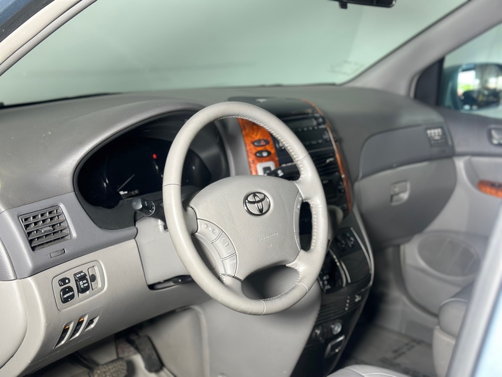Toyota Sienna XLE FWD 2010