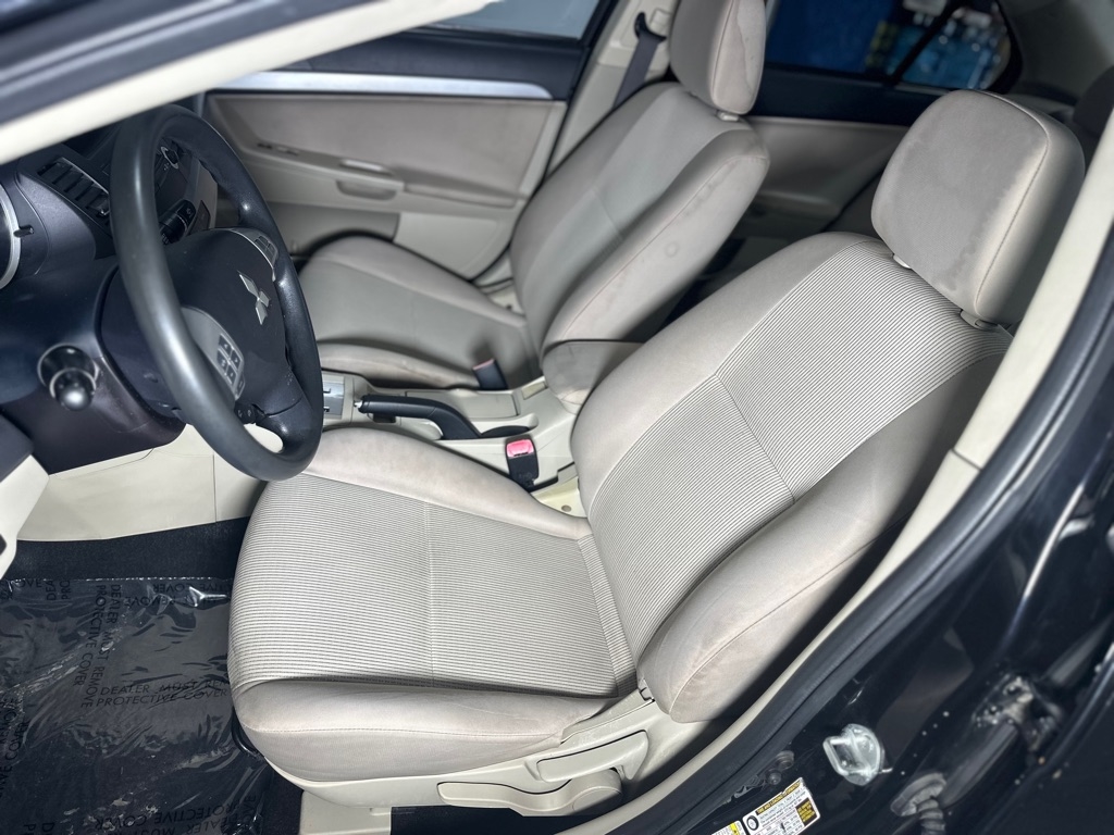 Mitsubishi Lancer ES 2011