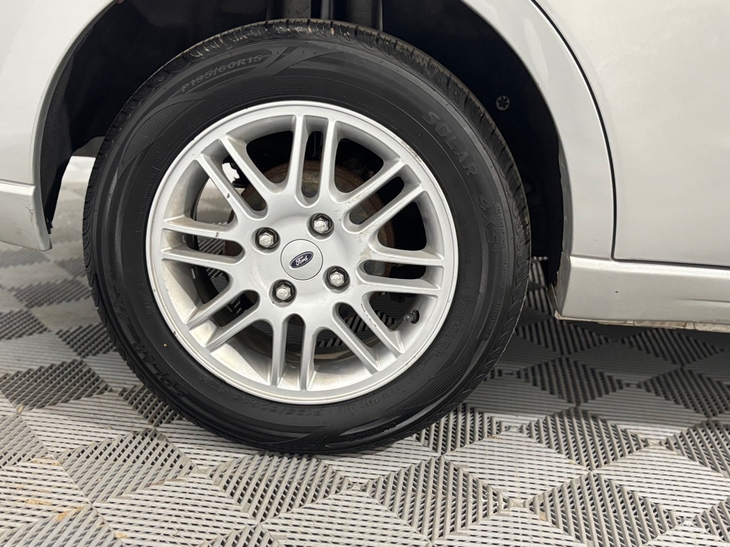 Ford Focus SE Sedan 2010
