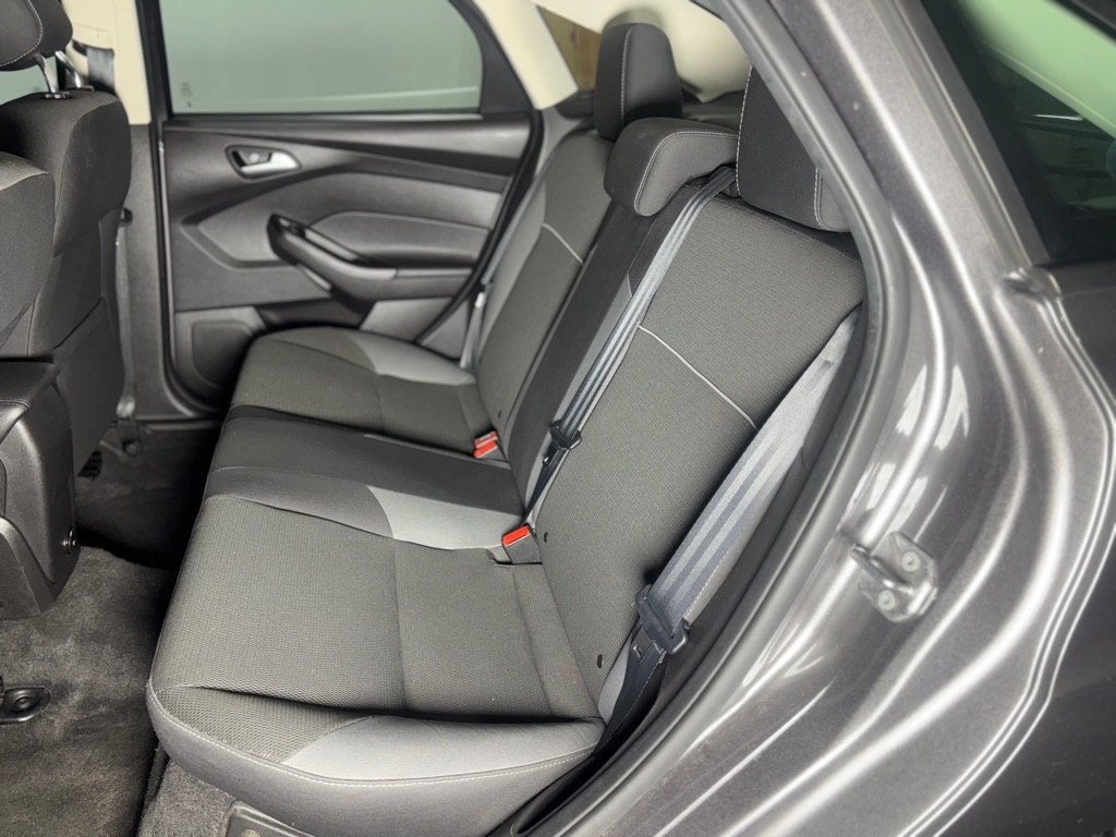 Ford Focus SE Sedan 2012