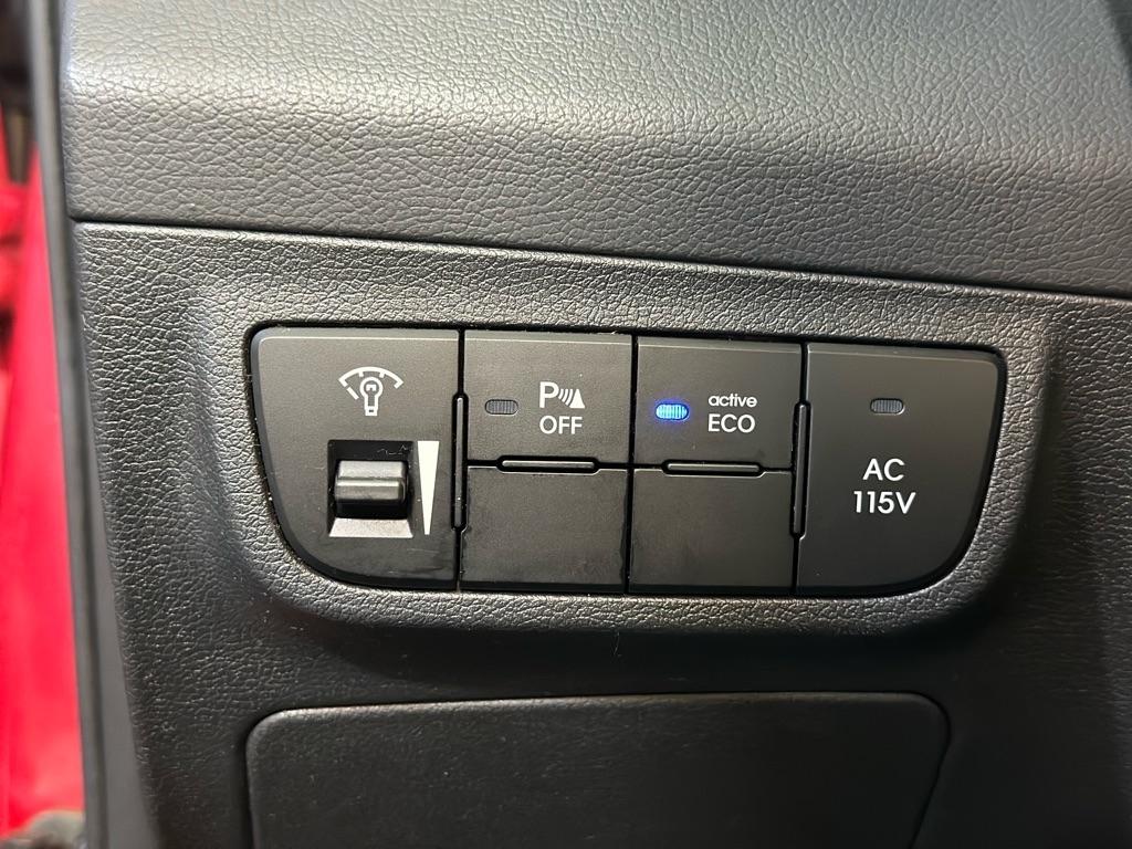 Hyundai Veloster Base 2013