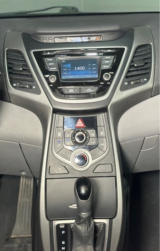 Hyundai Elantra SE 6AT 2016