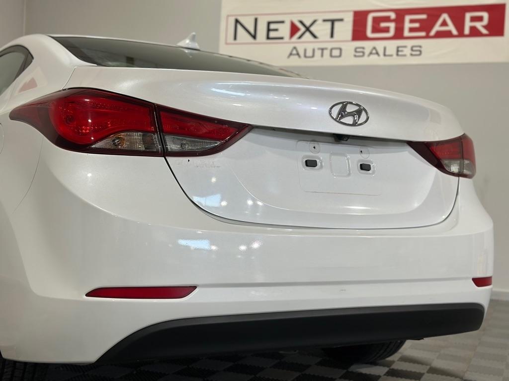 Hyundai Elantra SE 6AT 2016