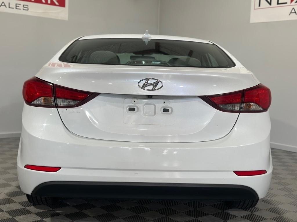 Hyundai Elantra SE 6AT 2016