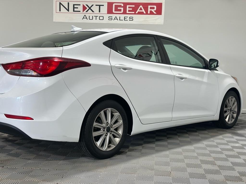 Hyundai Elantra SE 6AT 2016