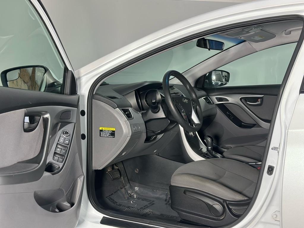 Hyundai Elantra SE 6AT 2016