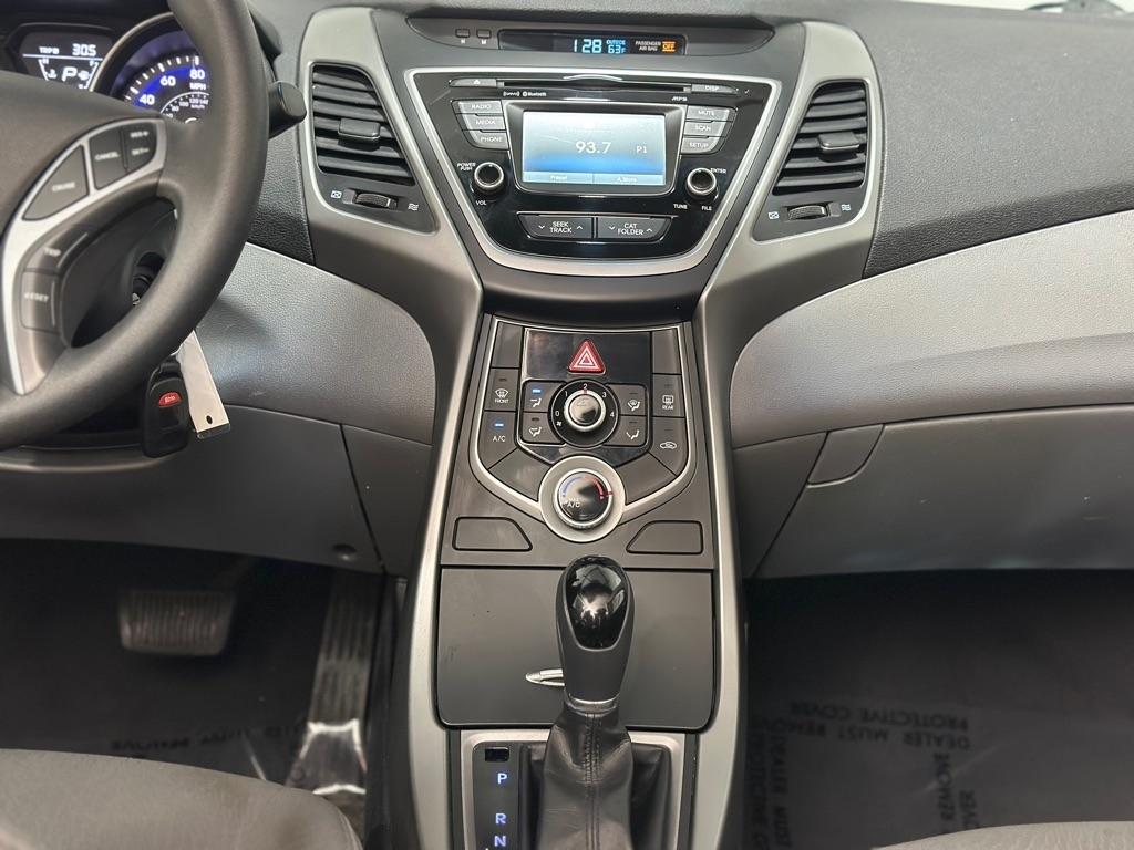 Hyundai Elantra SE 6AT 2016