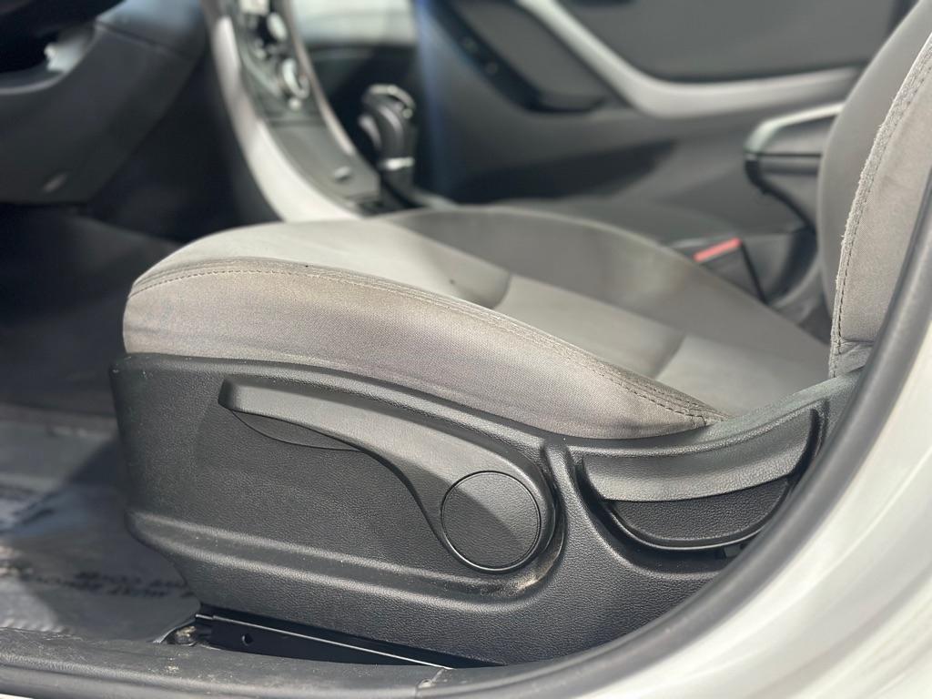 Hyundai Elantra SE 6AT 2016