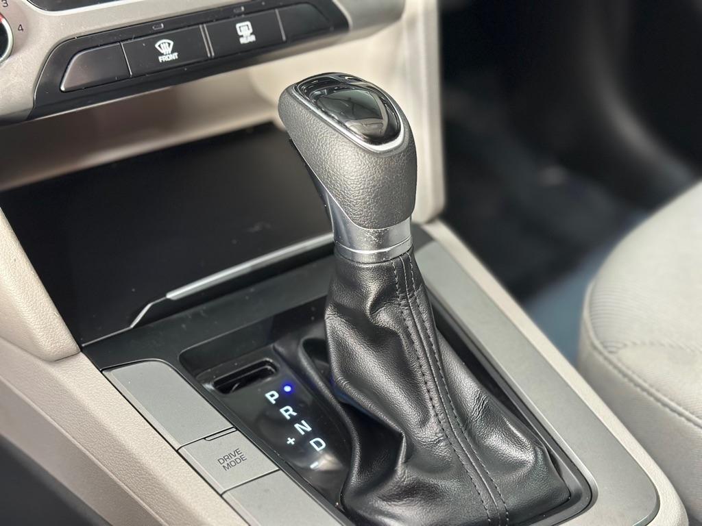 Hyundai Elantra Value Edition 6A 2017