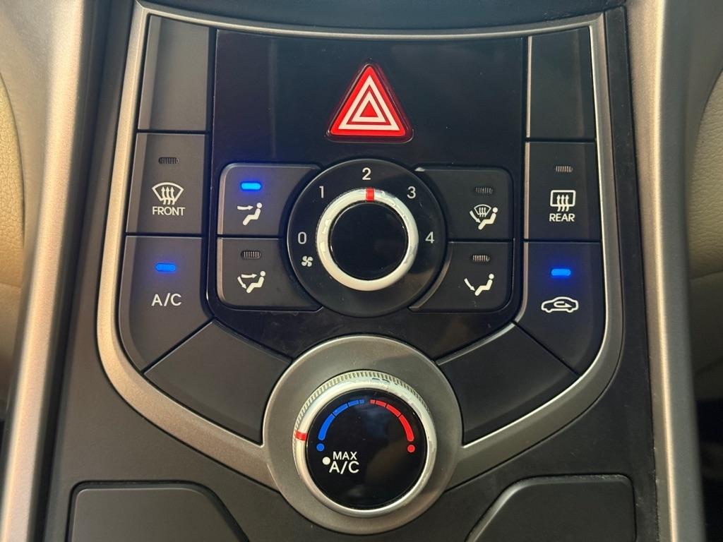 Hyundai Elantra SE 6AT 2015