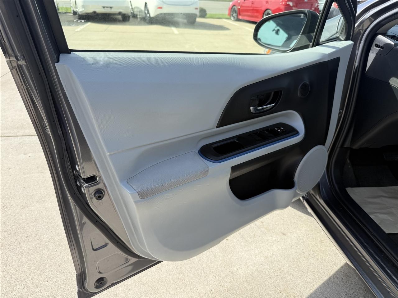 Toyota Prius c One 2012