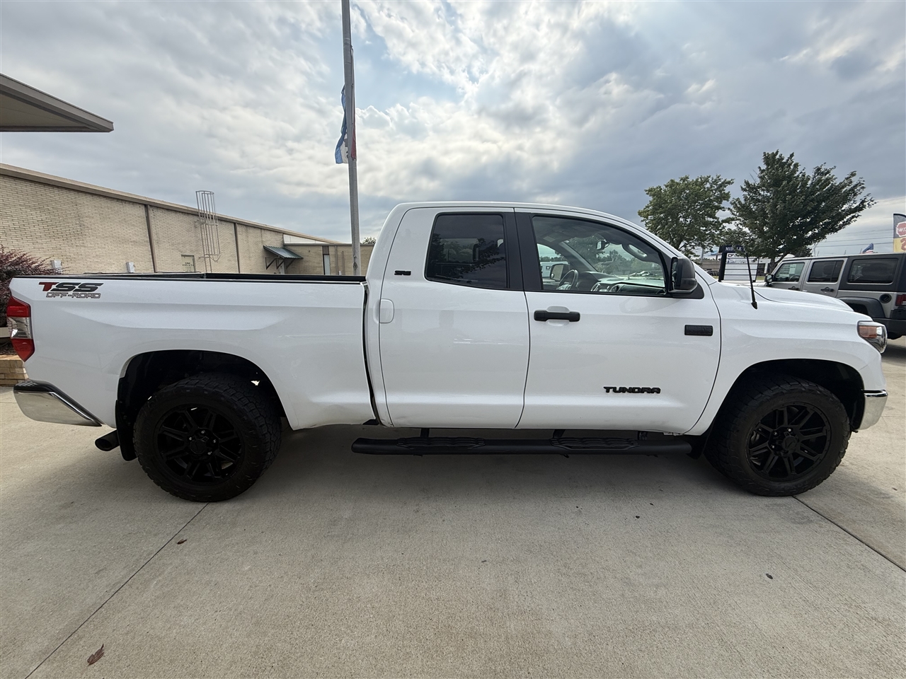 Toyota Tundra SR5 5.7L V8 FFV Double Cab 4WD 2018 Toyota Tundra SR5 5.7L V8 FFV Double Cab 4WD 2018