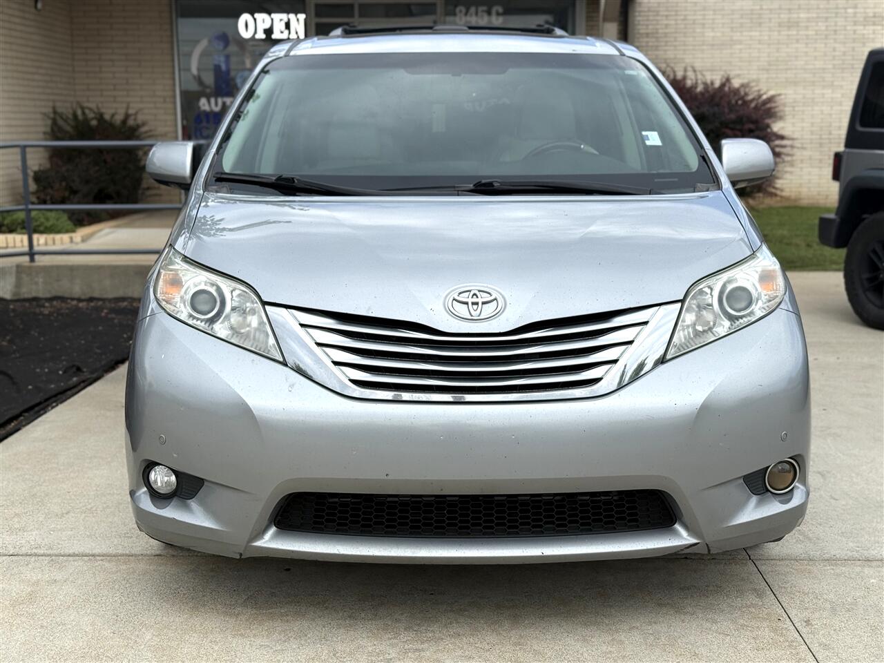 Toyota Sienna XLE 8-Pass V6 2011 Toyota Sienna XLE 8-Pass V6 2011