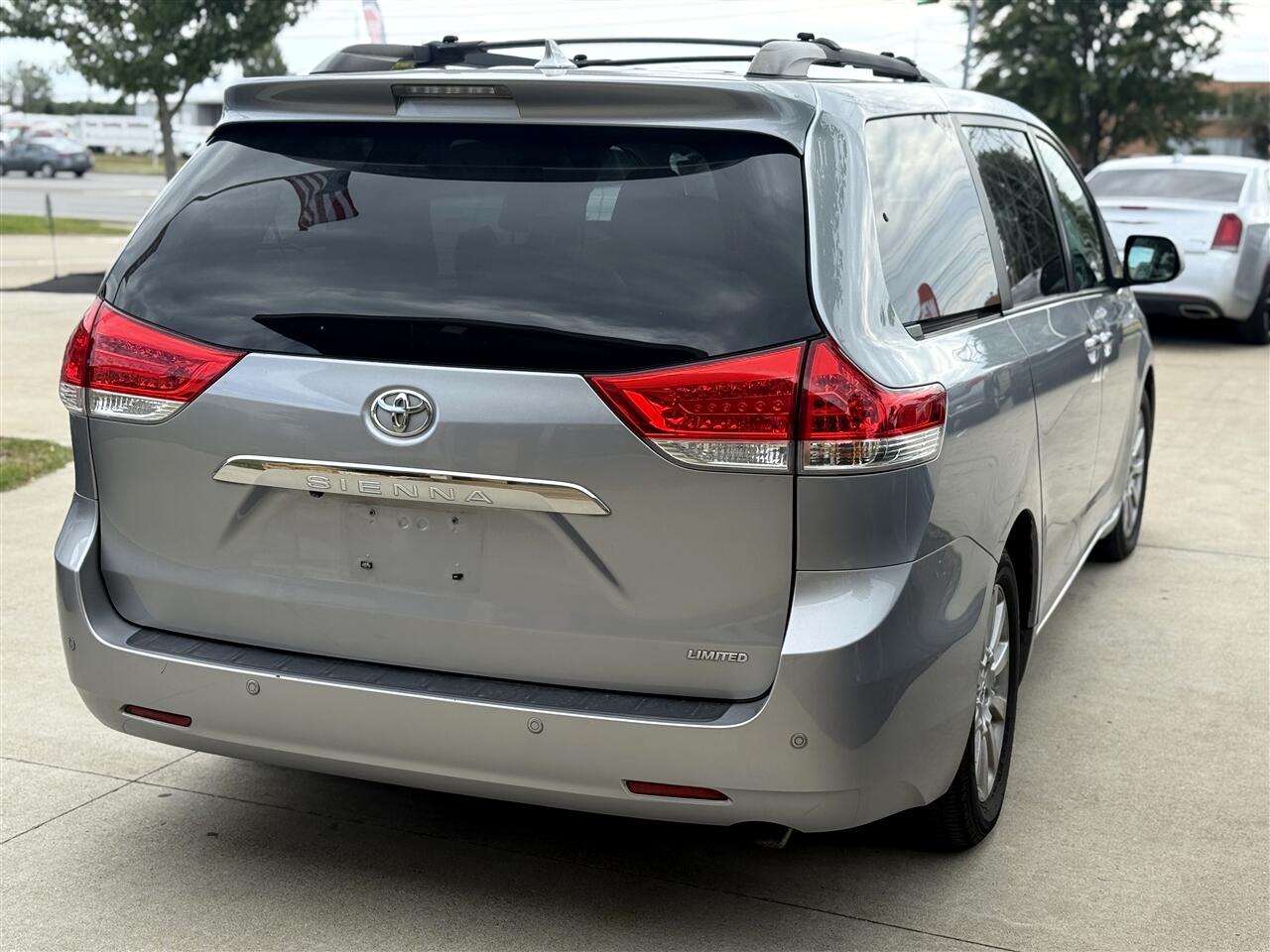 Toyota Sienna XLE 8-Pass V6 2011 Toyota Sienna XLE 8-Pass V6 2011