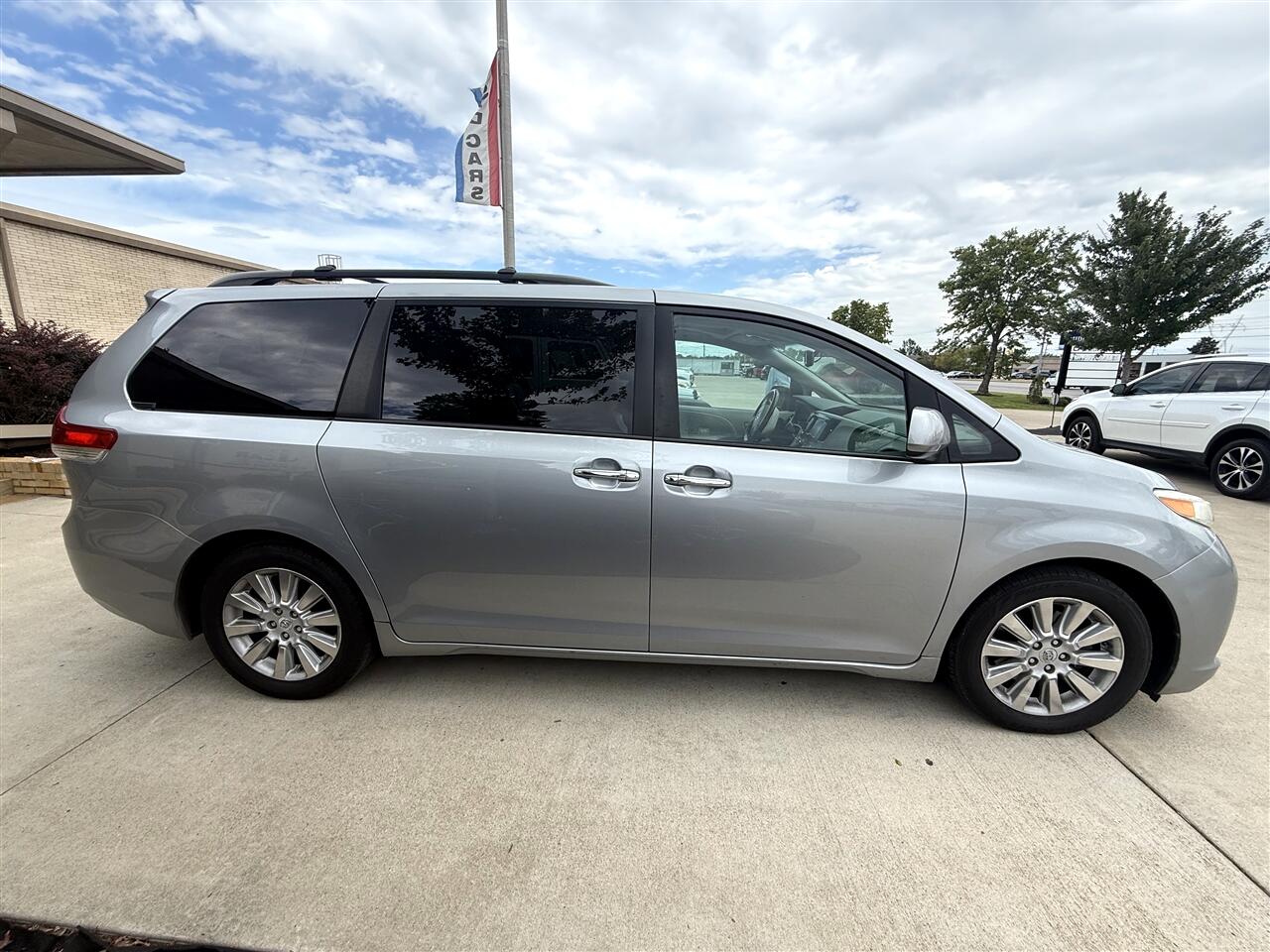 Toyota Sienna XLE 8-Pass V6 2011 Toyota Sienna XLE 8-Pass V6 2011