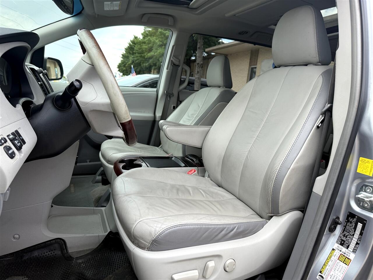 Toyota Sienna XLE 8-Pass V6 2011 Toyota Sienna XLE 8-Pass V6 2011