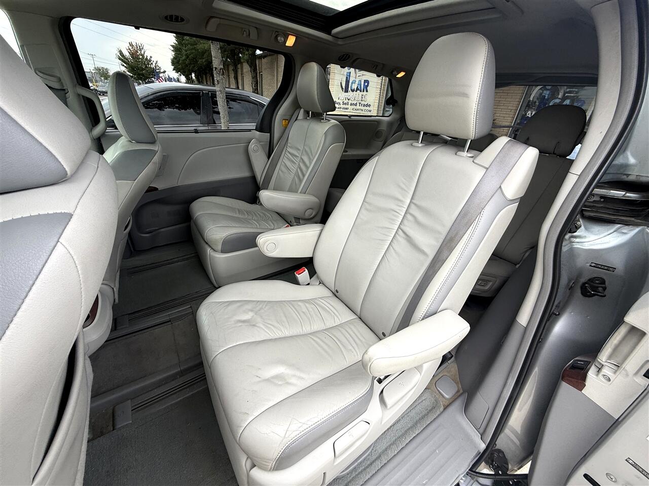 Toyota Sienna XLE 8-Pass V6 2011 Toyota Sienna XLE 8-Pass V6 2011