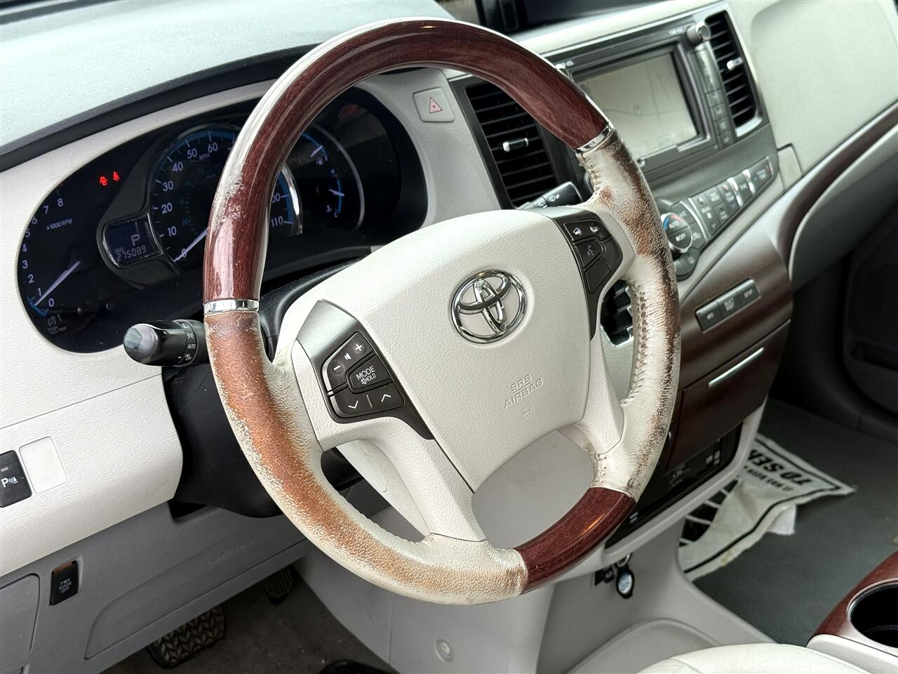 Toyota Sienna XLE 8-Pass V6 2011 Toyota Sienna XLE 8-Pass V6 2011