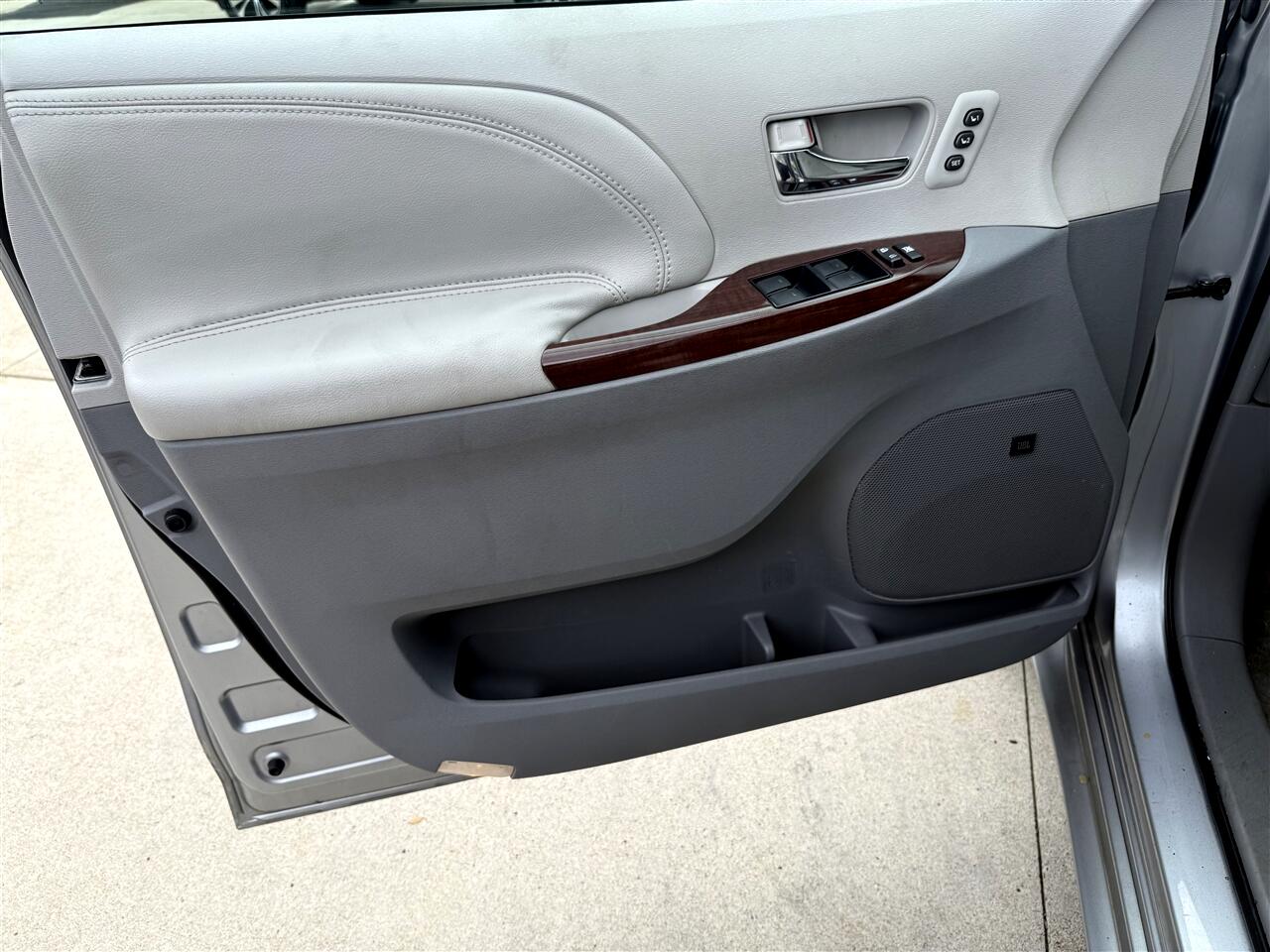 Toyota Sienna XLE 8-Pass V6 2011 Toyota Sienna XLE 8-Pass V6 2011