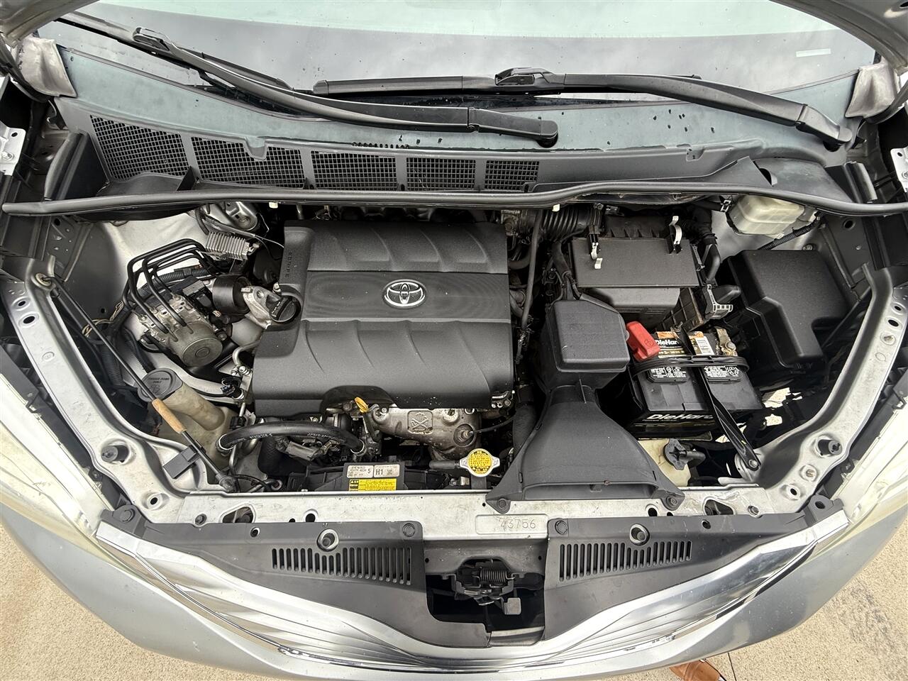 Toyota Sienna XLE 8-Pass V6 2011 Toyota Sienna XLE 8-Pass V6 2011