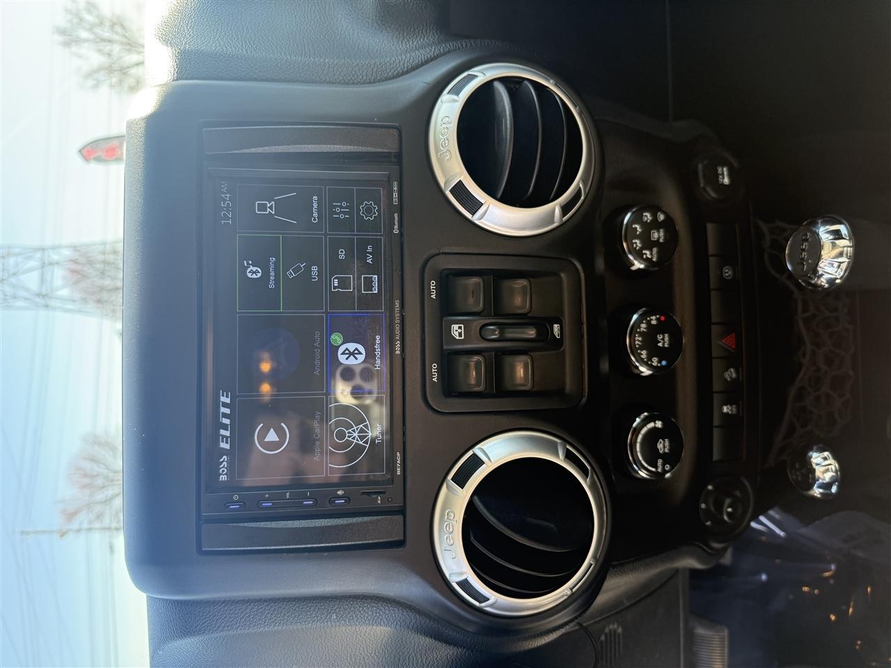 Jeep Wrangler Unlimited Sahara 4WD 2017