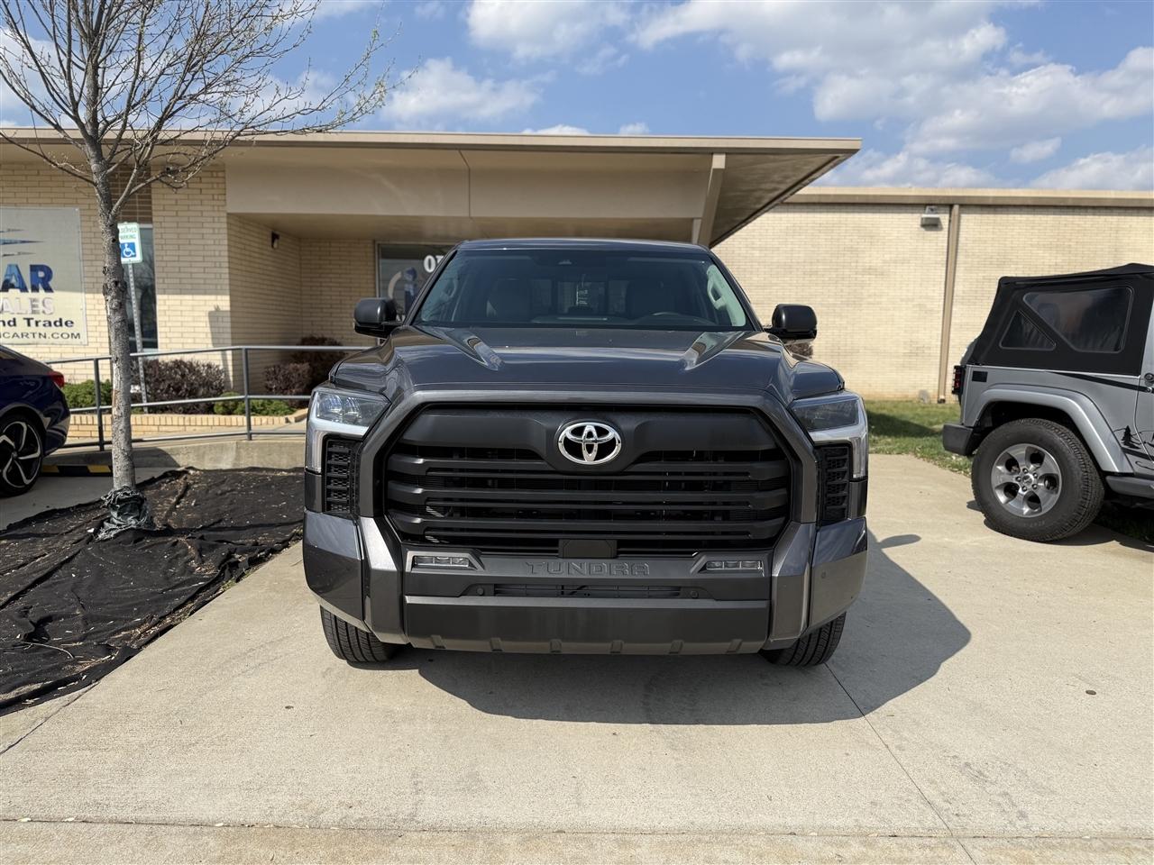 Toyota Tundra SR5 Double Cab 4WD 2024