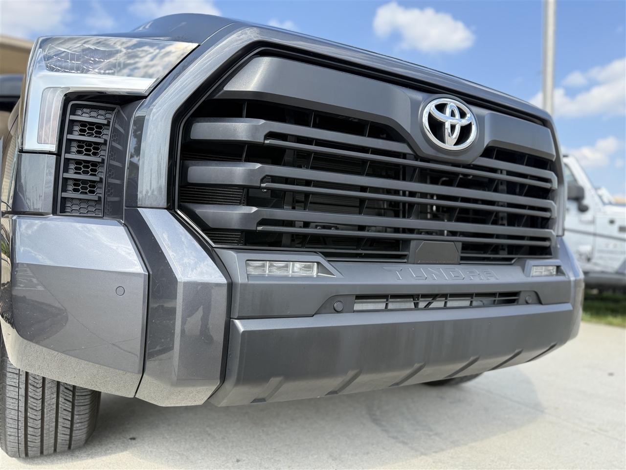 Toyota Tundra SR5 Double Cab 4WD 2024
