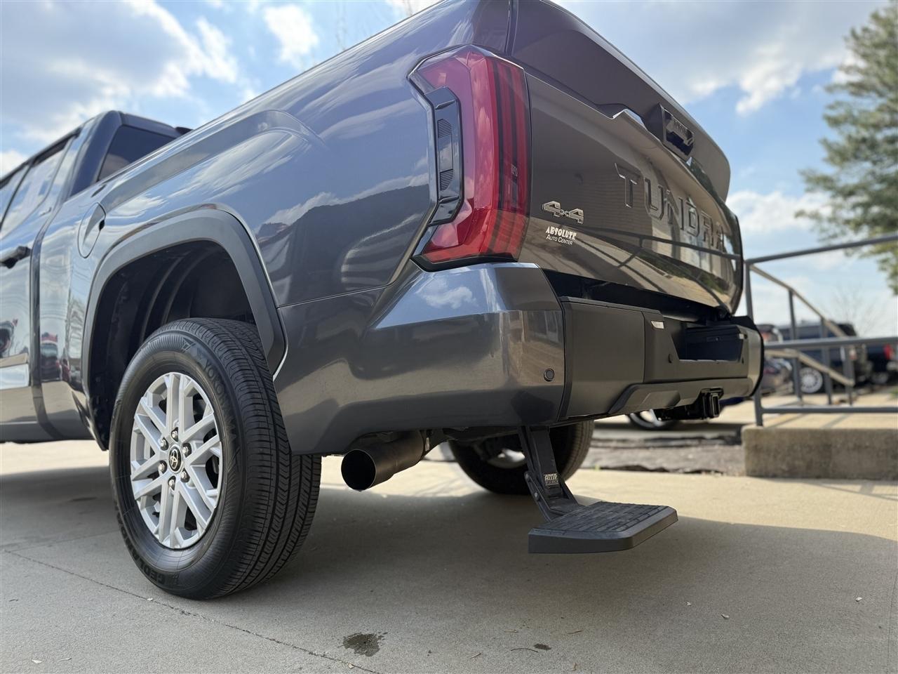 Toyota Tundra SR5 Double Cab 4WD 2024