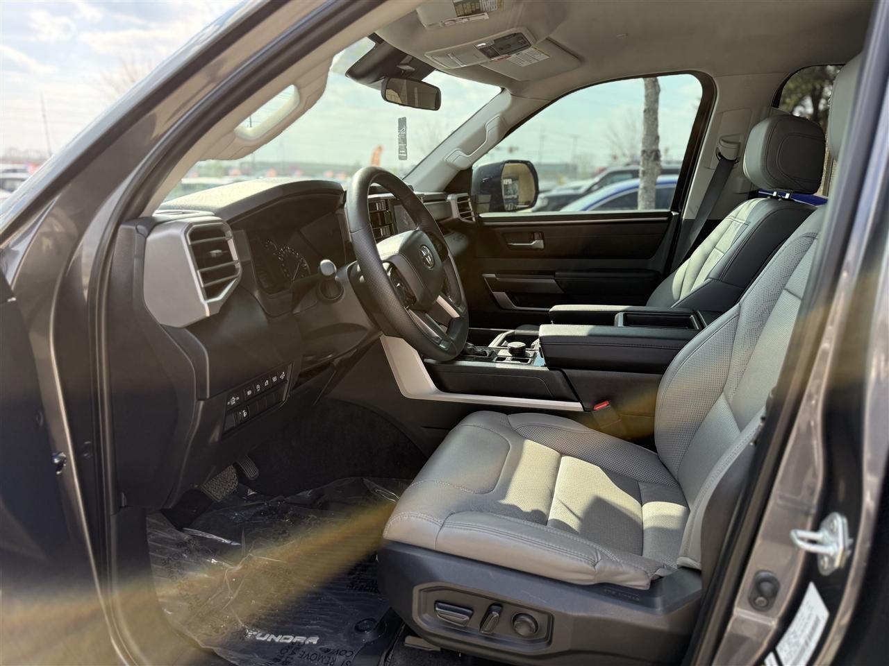 Toyota Tundra SR5 Double Cab 4WD 2024