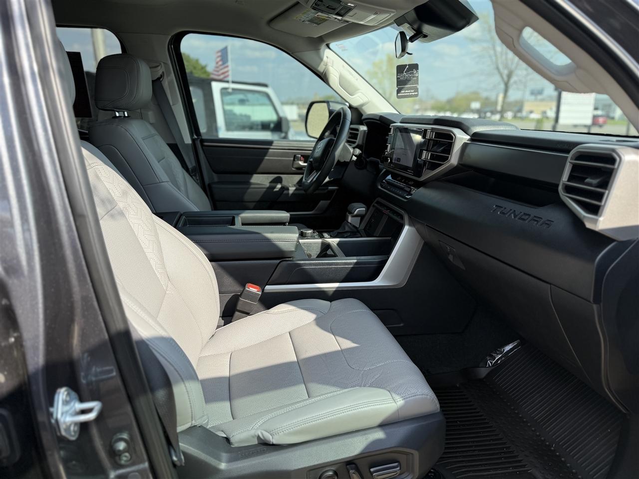 Toyota Tundra SR5 Double Cab 4WD 2024