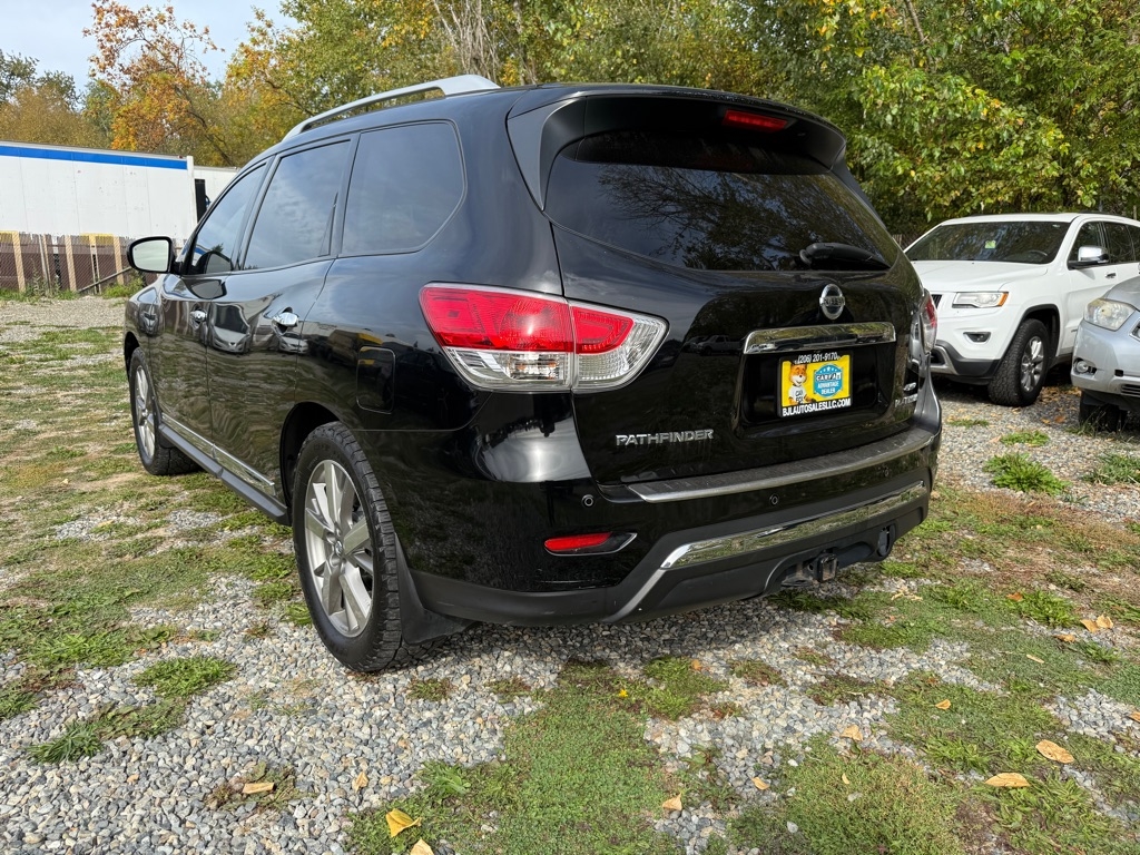 2014 Nissan Pathfinder Platinum photo 2