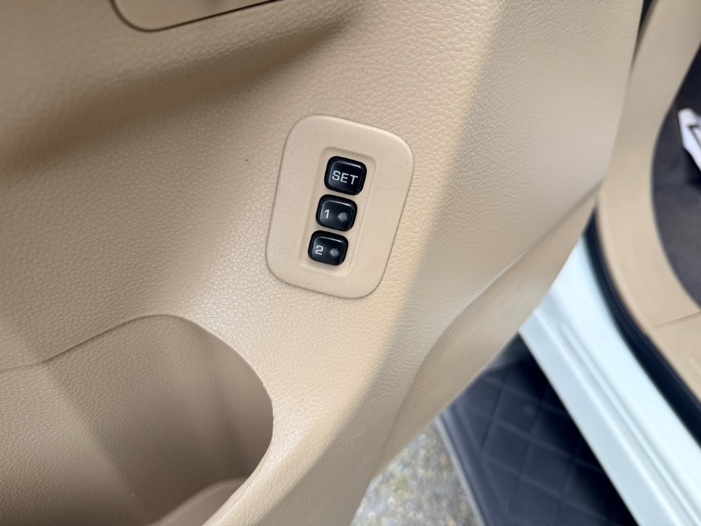 Nissan Armada Platinum Reserve 4WD 2013