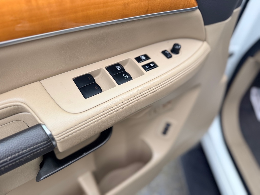 Nissan Armada Platinum Reserve 4WD 2013